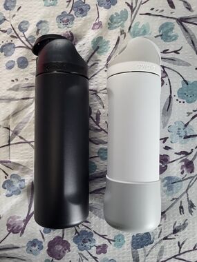 Owala FreeSip Water Bottle 32 Oz Bundle - WHITE & BLACK